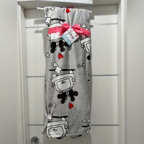 Disney Accessories - Mickey and Minnie Valentine Throw